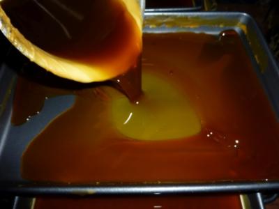 Včelárska farma Šútorka - nalievanie vosku